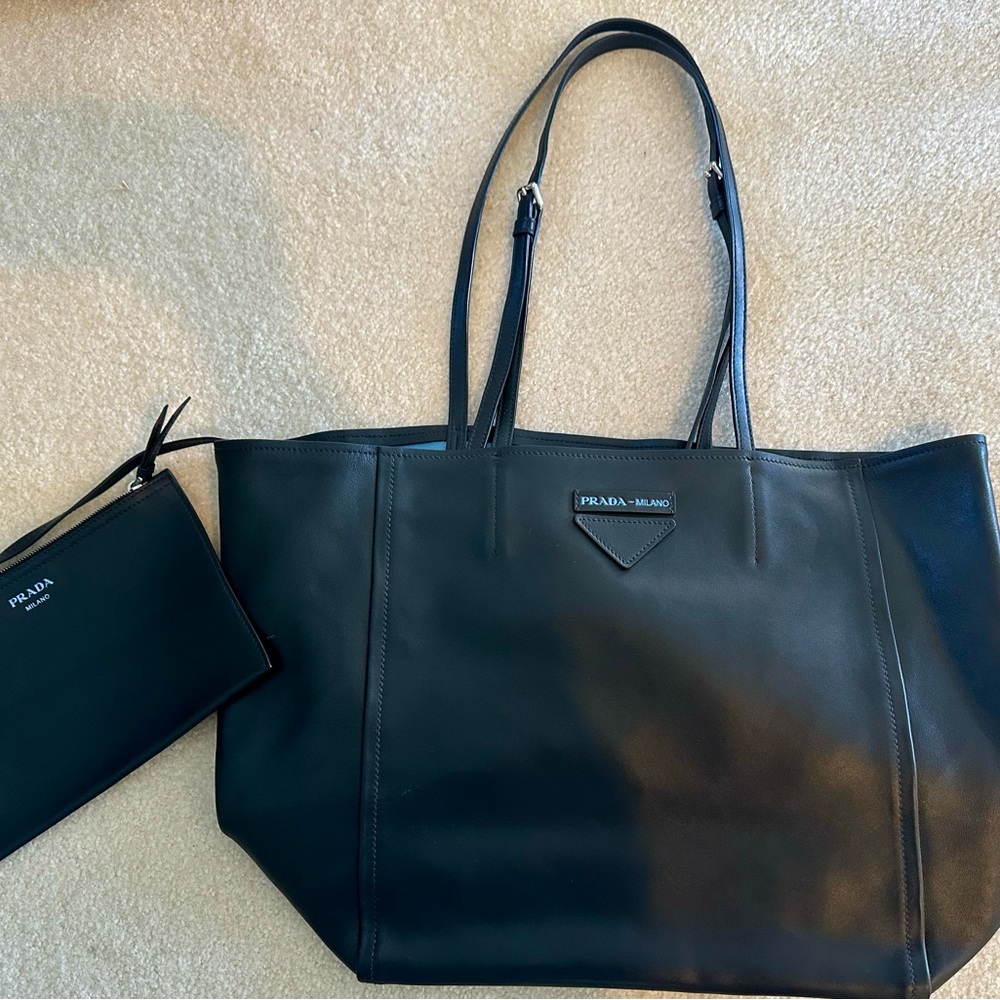 Authentic Prada Black Leather shopper with Pouch